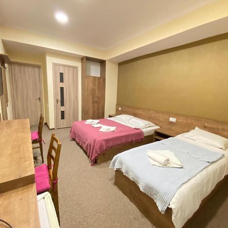 5 Rooms Near 300 Aragveli Metro Station Tbilisi Exterior foto